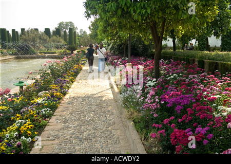 Der Garten des Alcazar in Cordoba ist eine wunderbare Mischung aus Wasser Features mit Baum und Blumen gesäumten Wege-Andalusien, Spanien Stockfoto