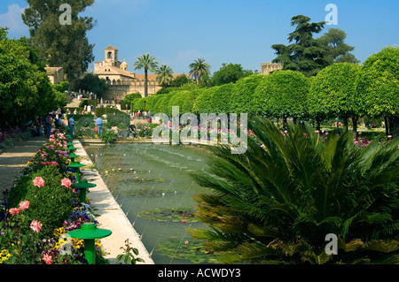 Der Garten des Alcazar in Cordoba ist eine wunderbare Mischung aus Wasser Features mit Baum und Blumen gesäumten Wege-Andalusien, Spanien Stockfoto