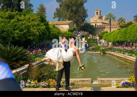 Der Garten des Alcazar in Cordoba ist eine wunderbare Mischung aus Teichen und Blumen gesäumten Wege Ideal für Hochzeit Fotos-Andalusien Stockfoto