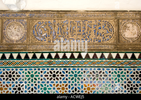Typisch maurischen Stuckarbeiten und Keramikfliesen In the Real Alcazar Palast, Sevilla, Andalusien, Südspanien Stockfoto