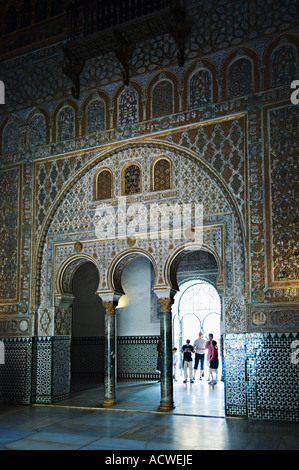 Die reich verzierten Torbögen der Botschafter Hall In the Real Alcazar Palast, Sevilla, Andalusien, Andalusien, Südspanien Stockfoto