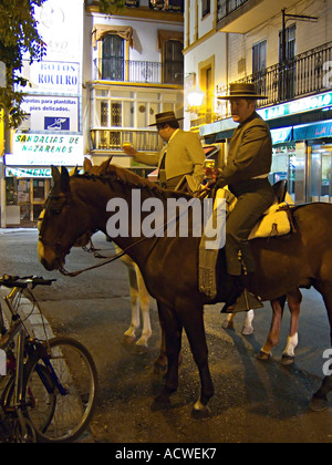 Zwei Reiter auf dem Heimweg von der Feder Feria stoppen für ein entspannendes Bier spät in die Nacht Sevilla Andalusien Südspanien Stockfoto