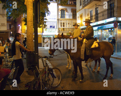 Zwei Reiter auf dem Heimweg von der Feder Feria stoppen für ein entspannendes Bier spät in die Nacht Sevilla Andalusien Südspanien Stockfoto