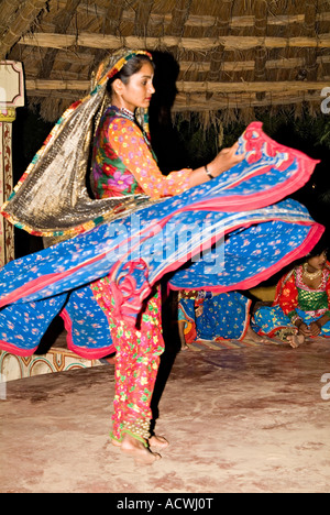 Mädchen aus Rajasthan Indien durchführen Tänze in ihrer Tracht Stockfoto