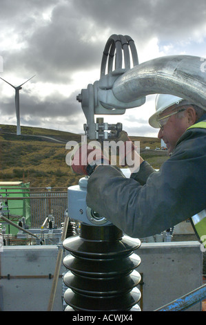 Ingenieur Bau Strom Sub-Station im Cefn Croes Windpark in Mid Wales Oktober 2004 Stockfoto