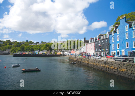 Tobermory Stadt und Hafen im Spätfrühling Frühsommer Sonnenschein Blau Himmel Isle of Mull Schottland UK Großbritannien schottischen Inseln Stockfoto