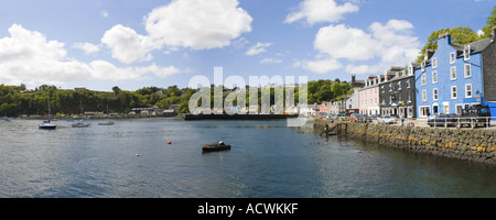 Tobermory Stadt und Hafen im Spätfrühling Frühsommer Sonnenschein Blau Himmel Isle of Mull Schottland UK Großbritannien schottischen Inseln Stockfoto