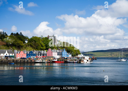 Tobermory Stadt und Hafen im Spätfrühling Frühsommer Sonnenschein Blau Himmel Isle of Mull Schottland UK GB Stockfoto