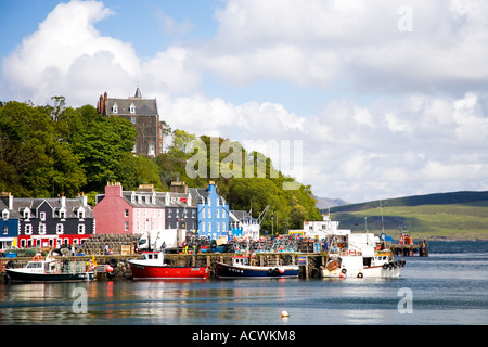 Tobermory Stadt und Hafen im Spätfrühling Frühsommer Sonnenschein Blau Himmel Isle of Mull Schottland UK GB Stockfoto