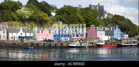 Tobermory Stadt und Hafen im Spätfrühling Frühsommer Sonnenschein Blau Himmel Isle of Mull Schottland UK GB Stockfoto