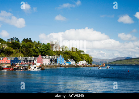 Tobermory Stadt und Hafen im Spätfrühling Frühsommer Sonnenschein Blau Himmel Isle of Mull Schottland UK GB Stockfoto