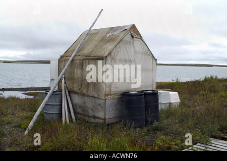 Jagdhütte am arktischen Meer in der Nähe von Tuktoyaktuk Stockfoto