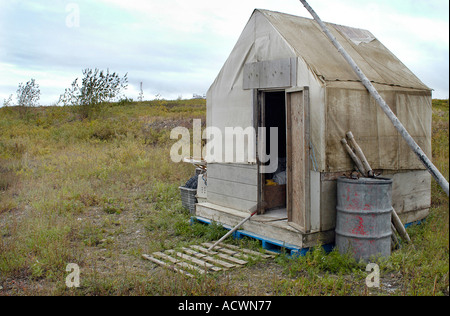 Jagdhütte am arktischen Meer in der Nähe von Tuktoyaktuk Stockfoto