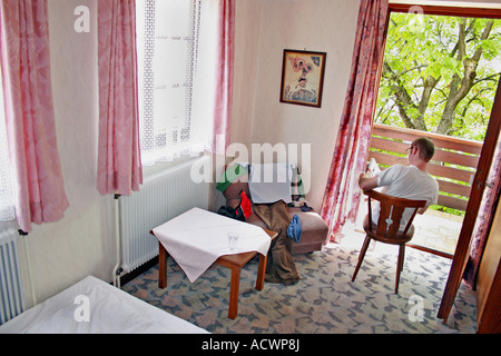 Mann liest Zeitung im Urlaub, Österreich, Niederoesterreich Stockfoto