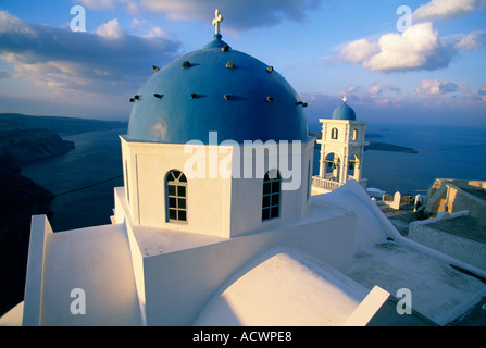 Griechenland Europa Santorini Insel Ägäis Oia Stadt Kykladen blau gewölbt Kirche Stockfoto