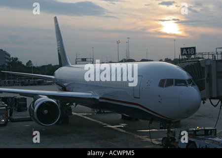 US Airways Airbus A330 in Philadelphia International Airport bei Sonnenuntergang Stockfoto