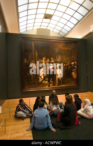 Schülerinnen und Schüler besuchen das Rijksmuseum in Amsterdam anzeigen die Nachtwache von Rembrandt van Rijn Stockfoto