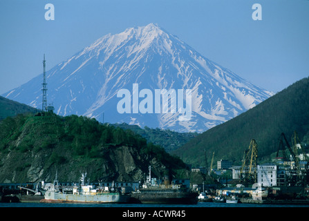 Russland, Kamtschatka, Petropavlovsk Hafen Koryaksky Vulkan hinter 3456 m Stockfoto