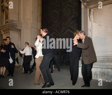 Horizontale Farbbild des Menschen auf den Domstufen Walzer tanzen in der Nacht in Venedig Stockfoto