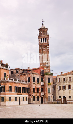 schiefen Kirchturm menschenleer Campanile der Chiesa di Santo Stefano in Venedig Italien von Campo San Angelo Stockfoto