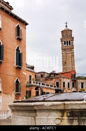 Kirchenglocke Turm des Campanile von Chiesa di Santo Stefano in Venedig Italien gelehnt, wie gesehen von der verlassenen Campo San Angelo Stockfoto