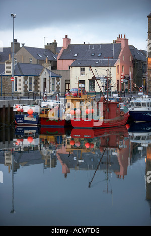 Kirkwall Hafen Orkney Schottland Angelboote/Fischerboote und Gebäuden reflektiert im Hafen von Kirkwall in der Dämmerung Stockfoto