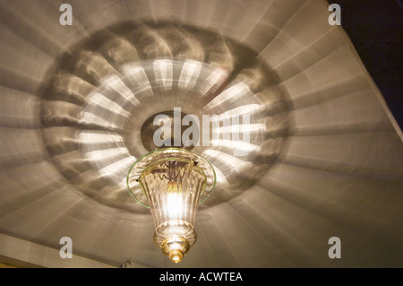 Horizontale Farbbild des Lichts von eine Deckenleuchte gebrochen in einem schönen Kreismuster in einer Pension in Venedig Italien Stockfoto