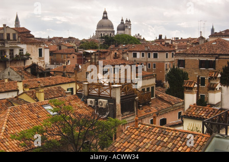 Dächer in Venedig Italien mit Terra Cotta Schindeln Schornsteine, Antennen und Kuppeln und Türme der Chiesa Santa Maria della Salute Stockfoto