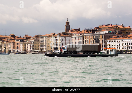 zwei Zugmaschinen Anhänger schwebend auf Kahn Canale Grande in Venedig mit Sestieri Marco und Campanile der Chiesa San Stefano Stockfoto