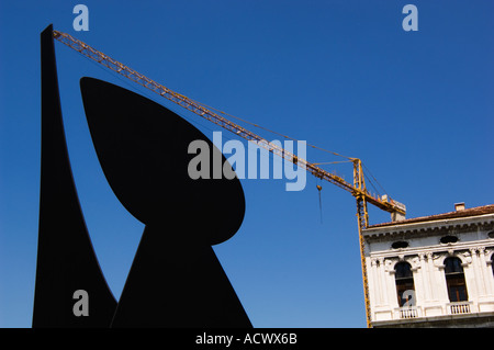 Redaktion verwenden nur nicht Eigentum veröffentlicht schwarze Alexander Calder Metallskulptur Sabot offenbar berühren die Spitze eines Krans Stockfoto