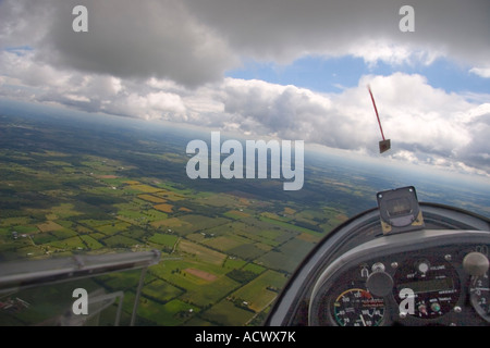 Luftaufnahme aus dem Segelflugzeug Cockpit während des Fluges Stockfoto