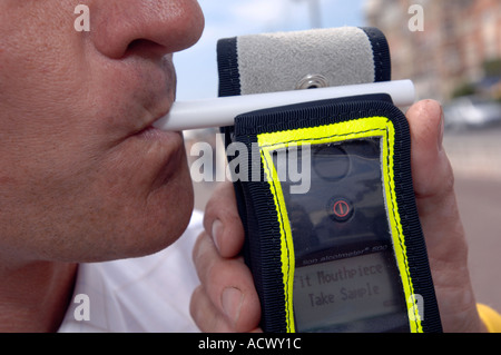 Nahaufnahme von einem Polizei-Alkoholtester auf einen Mann verwendet wird Stockfoto