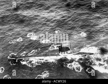 WWI britische u-Boot-C25 unter Beschuss von fünf deutschen Hansa Brandenburg W29 Wasserflugzeuge am 6. Juli 1918 Lt Bell und fünf von der Stockfoto