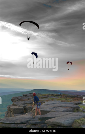 Kletterer auf "Stanage Edge" Uhren drei Gleitschirme in Derbyshire "Great Britain" Stockfoto