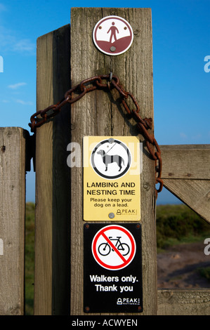 Wanderer nur keine Fahrräder und halten Sie Ihren Hund an der Leine zu unterzeichnen, in Derbyshire "Great Britain" Stockfoto