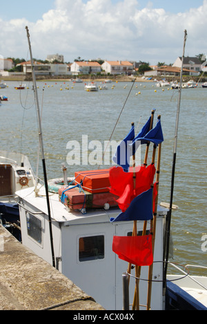 Lobster Pot Markierungsfahnen auf einem Fischerboot im St Giles Croix de vie Vendee Frankreich Anzahl 2504 Stockfoto