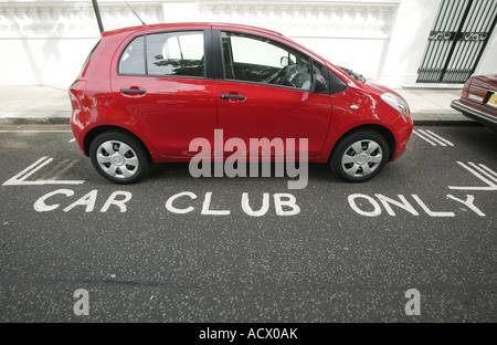 Ein rotes Auto Club in einer Londoner Straße geparkt Stockfoto