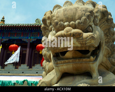 Ein wilder Löwe bewacht den Eingang zum Putuozongcheng-Tempel in Chengde, China Stockfoto