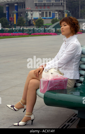 Eine junge Frau saß im Tianfu Platz im Zentrum der Stadt Chengdu Stockfoto