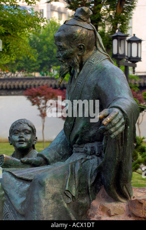 Eine Gruppe von Statuen in einem Park von Suzhou, China Stockfoto