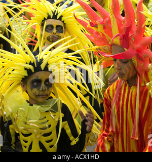 Kinder bei den Karneval de Kuba Feierlichkeiten an Londons South Bank, London, England, Vereinigtes Königreich Stockfoto