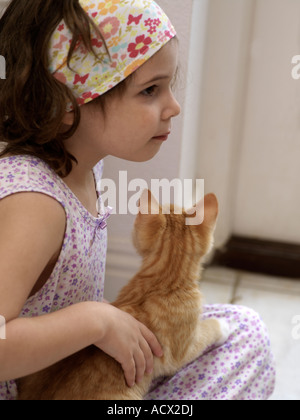 Fünf Mädchen mit Ginger Kitten Stockfoto