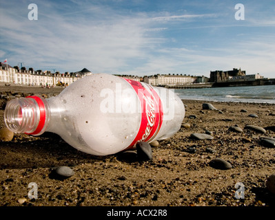 Coca-cola Softdrink Flasche auf Aberystwyth Strand Sommer UK verworfen Stockfoto