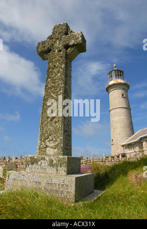 Grabstein und der alte Leuchtturm auf Lundy Island, England Stockfoto