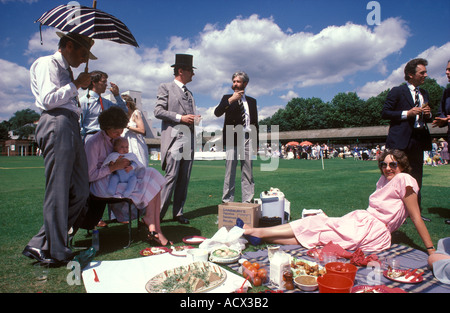Schicke Engländer. Harrovian beim Eton Harrow Cricket Match Lords Cricket Ground St Johns Wood North London England 1980s UK 1985 HOMER SYKES Stockfoto