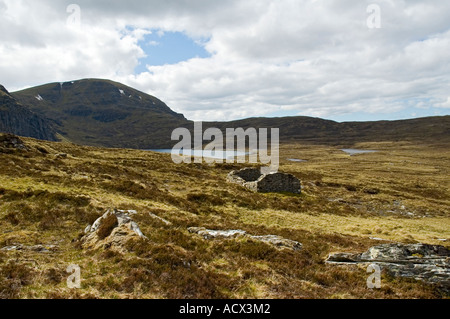 Verfallenen Hütte in der Nähe von Loch ein "Mhadaidh, im Nordosten der Sgurr Mór, im Fannichs Bereich, Fannich Wald, Highland Region Stockfoto