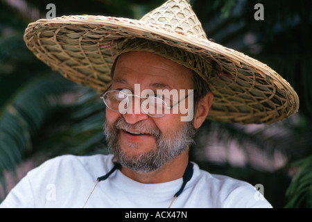 Kaukasischen Mann mit traditionellen Strohhut Guilin China Stockfoto