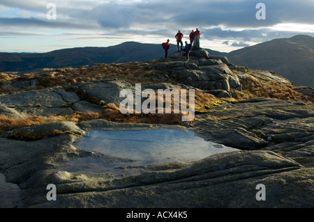 Wanderer auf dem Gipfel des Craiglee im Bereich von Dungeon der Galloway Hills, Dumfries und Galloway, Schottland, Großbritannien Stockfoto