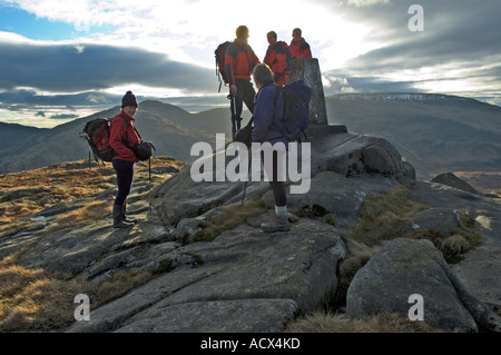 Wanderer auf dem Gipfel des Craiglee im Bereich von Dungeon der Galloway Hills, Dumfries und Galloway, Schottland, Großbritannien Stockfoto