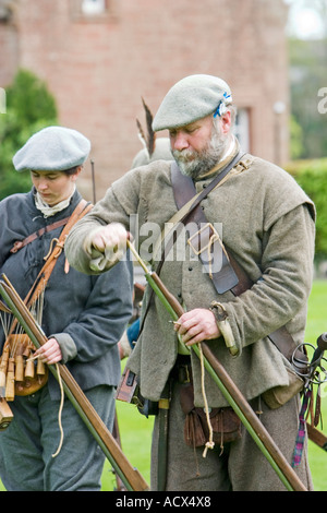 Covenanter Soldat Primzahlen Muskete mit Stab Stockfoto